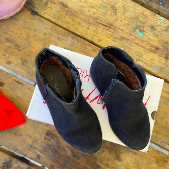 Cat & Jack Boots size 9 Toddler. Black. cheetah print interior. Made well. - Picture 4 of 4